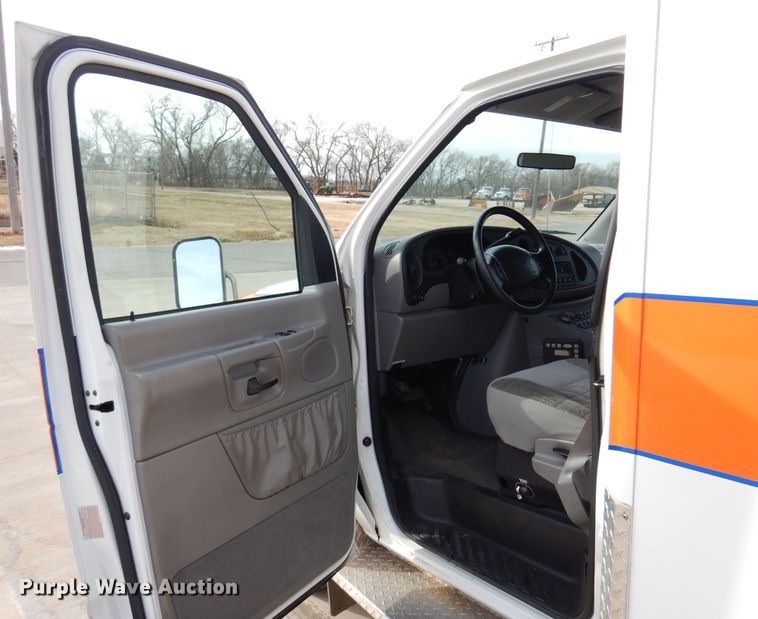 image for item JJ9725 1999 Ford E450 Super Duty  ambulance
