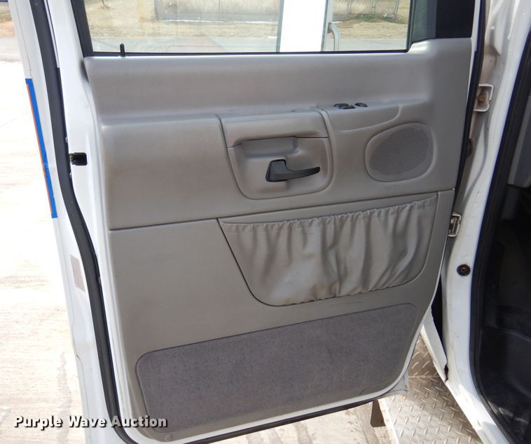 image for item JJ9725 1999 Ford E450 Super Duty  ambulance