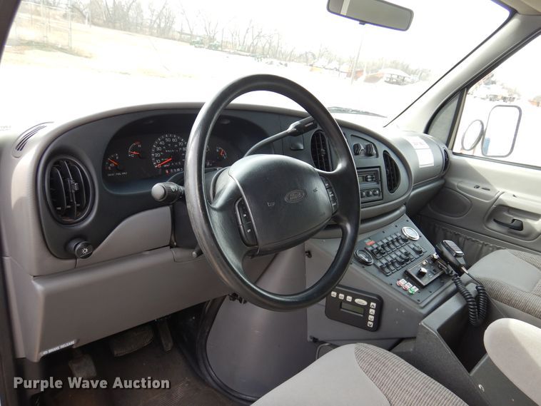 image for item JJ9725 1999 Ford E450 Super Duty  ambulance