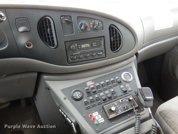 image for item JJ9725 1999 Ford E450 Super Duty  ambulance