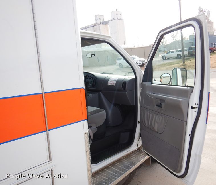 image for item JJ9725 1999 Ford E450 Super Duty  ambulance