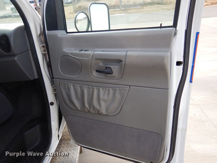 image for item JJ9725 1999 Ford E450 Super Duty  ambulance