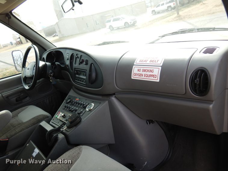 image for item JJ9725 1999 Ford E450 Super Duty  ambulance