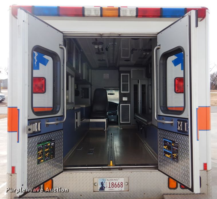 image for item JJ9725 1999 Ford E450 Super Duty  ambulance