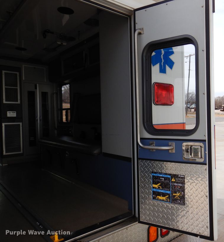 image for item JJ9725 1999 Ford E450 Super Duty  ambulance