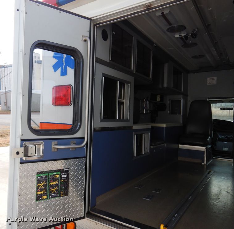 image for item JJ9725 1999 Ford E450 Super Duty  ambulance