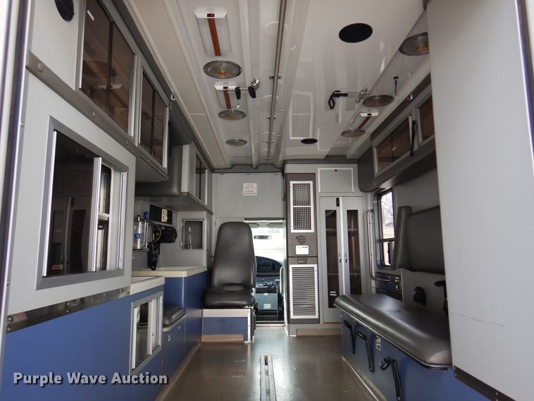 image for item JJ9725 1999 Ford E450 Super Duty  ambulance