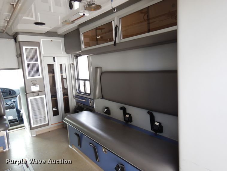 image for item JJ9725 1999 Ford E450 Super Duty  ambulance