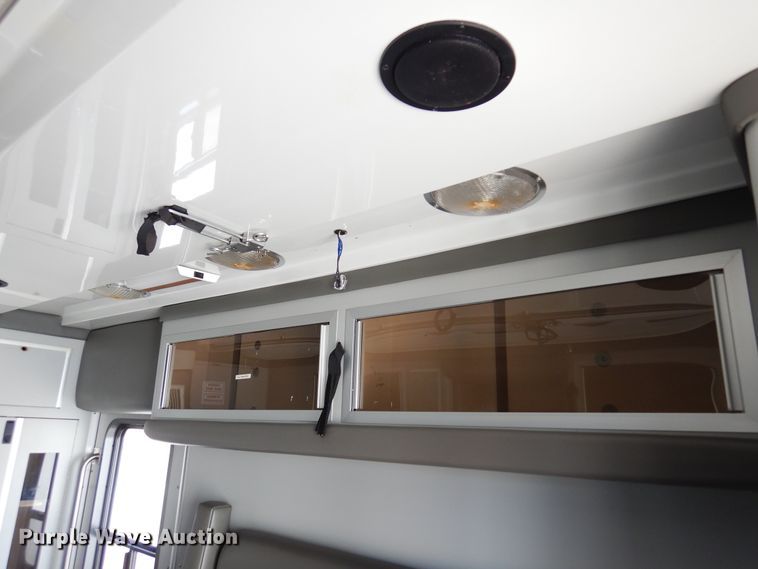 image for item JJ9725 1999 Ford E450 Super Duty  ambulance