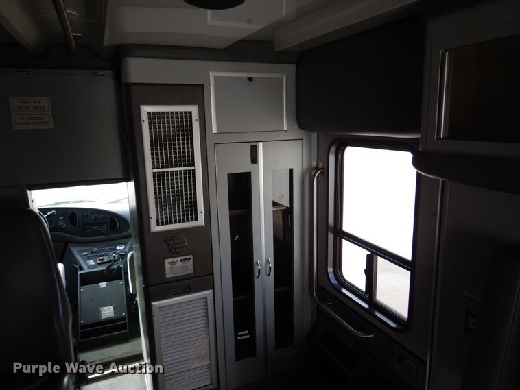 image for item JJ9725 1999 Ford E450 Super Duty  ambulance