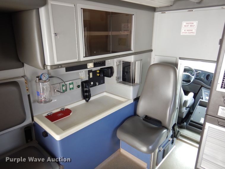 image for item JJ9725 1999 Ford E450 Super Duty  ambulance