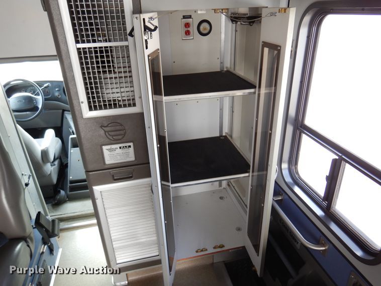 image for item JJ9725 1999 Ford E450 Super Duty  ambulance