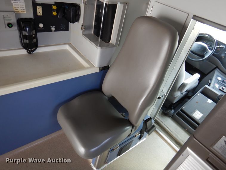 image for item JJ9725 1999 Ford E450 Super Duty  ambulance
