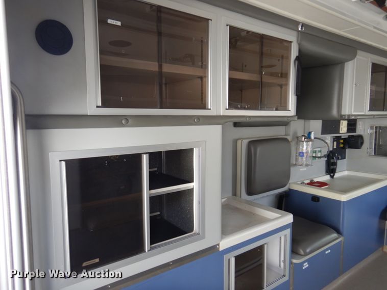 image for item JJ9725 1999 Ford E450 Super Duty  ambulance