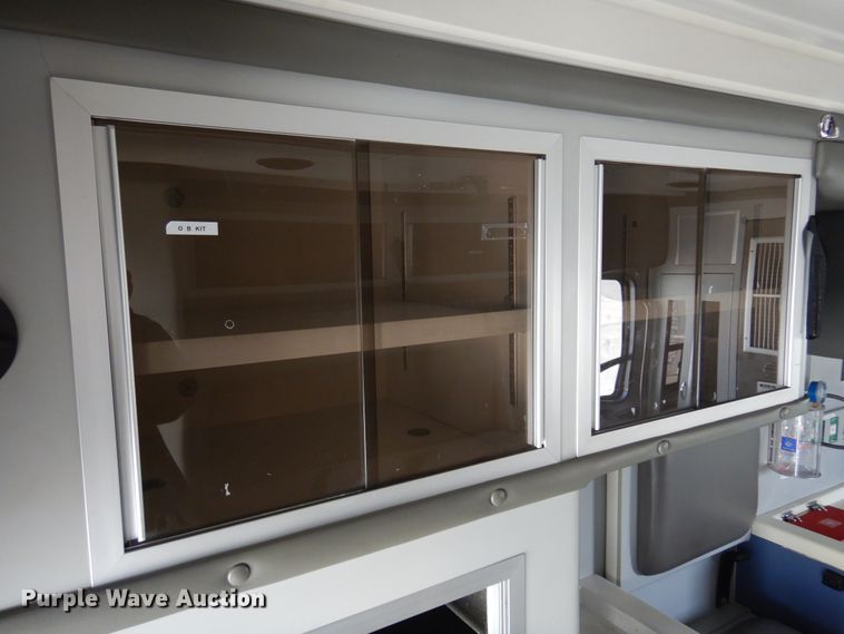 image for item JJ9725 1999 Ford E450 Super Duty  ambulance