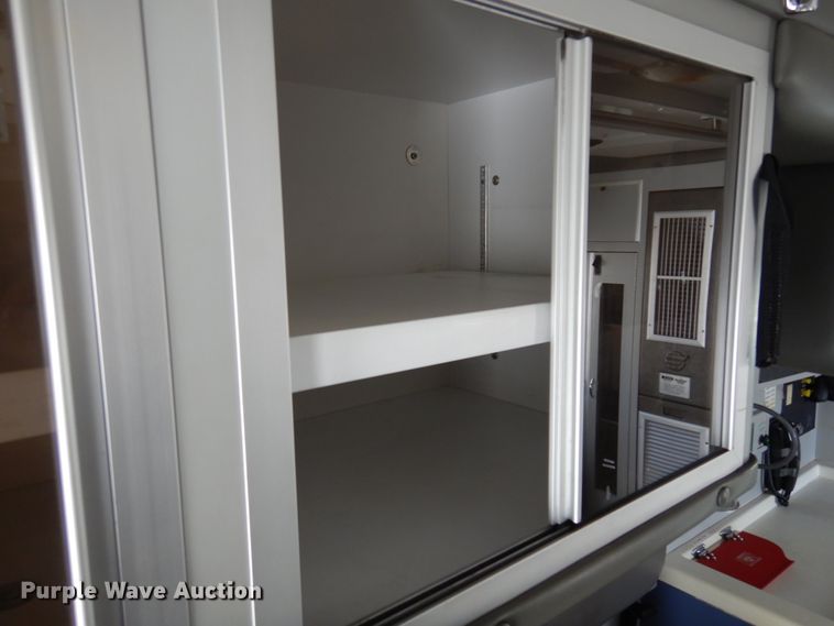 image for item JJ9725 1999 Ford E450 Super Duty  ambulance