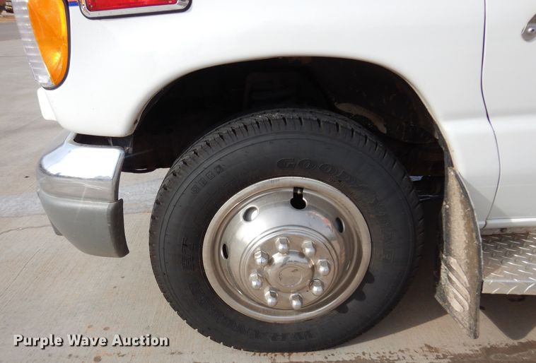 image for item JJ9725 1999 Ford E450 Super Duty  ambulance