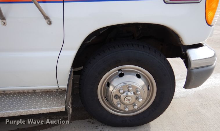 image for item JJ9725 1999 Ford E450 Super Duty  ambulance