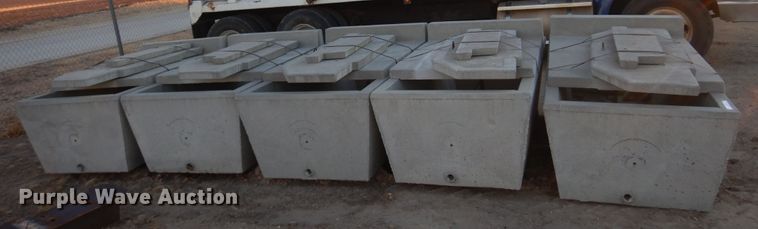image for item JJ9820 Concrete water tanks