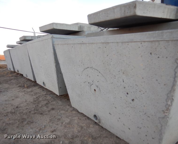 image for item JJ9820 Concrete water tanks