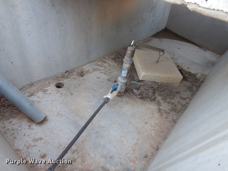 image for item JJ9820 Concrete water tanks