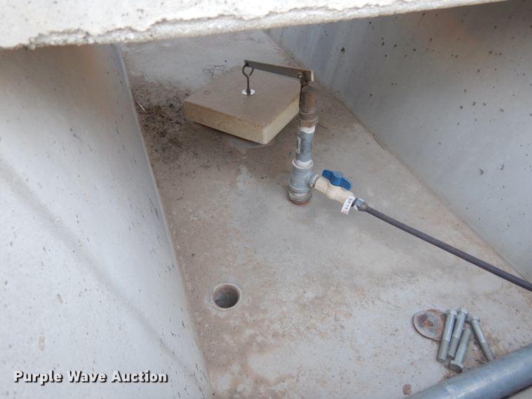 image for item JJ9820 Concrete water tanks