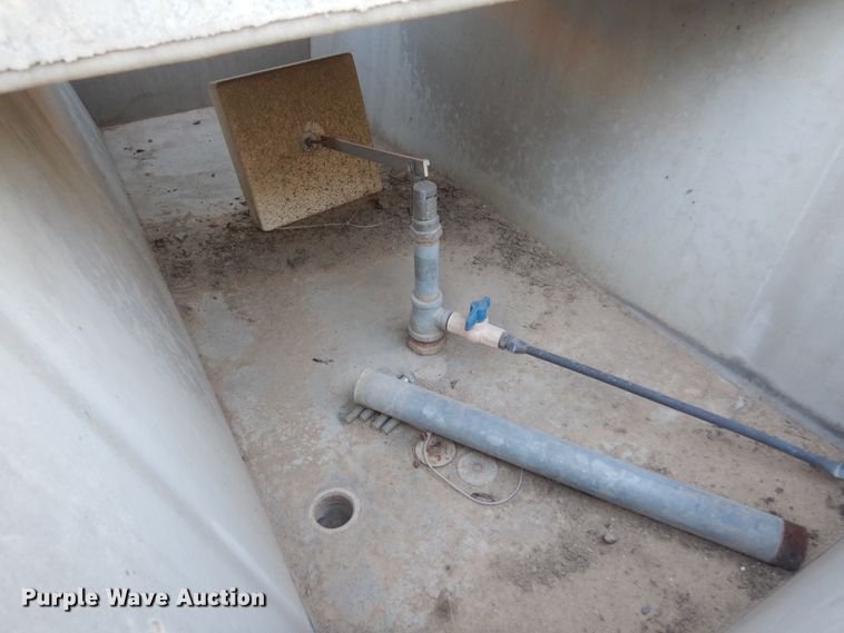 image for item JJ9820 Concrete water tanks