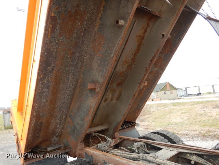 image for item JK9855 2000 International 4900  dump truck