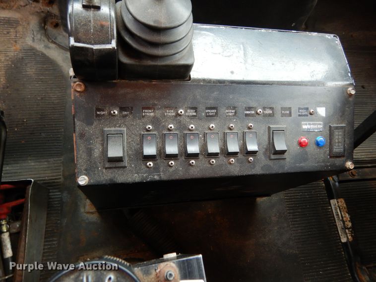 image for item JK9855 2000 International 4900  dump truck