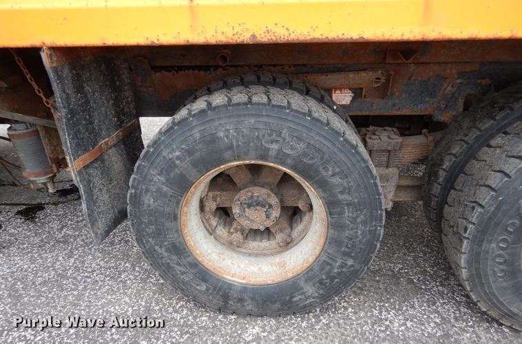 image for item JK9855 2000 International 4900  dump truck