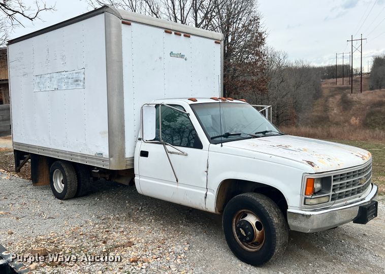image for item KK9555 1991 Chevrolet 3500  box truck