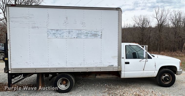 image for item KK9555 1991 Chevrolet 3500  box truck