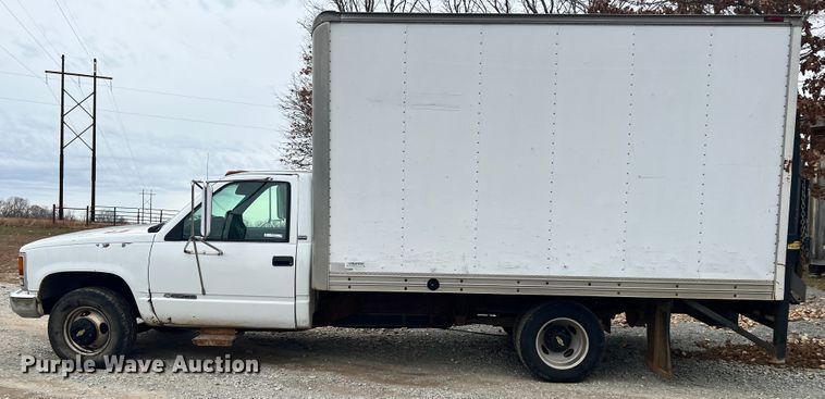 image for item KK9555 1991 Chevrolet 3500  box truck
