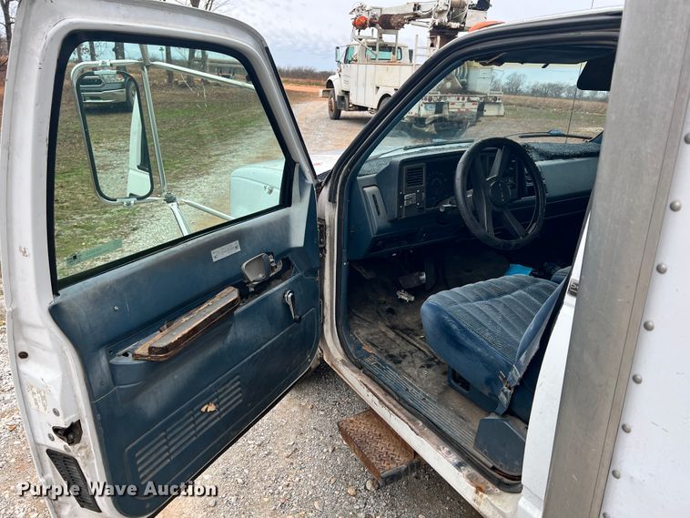 image for item KK9555 1991 Chevrolet 3500  box truck