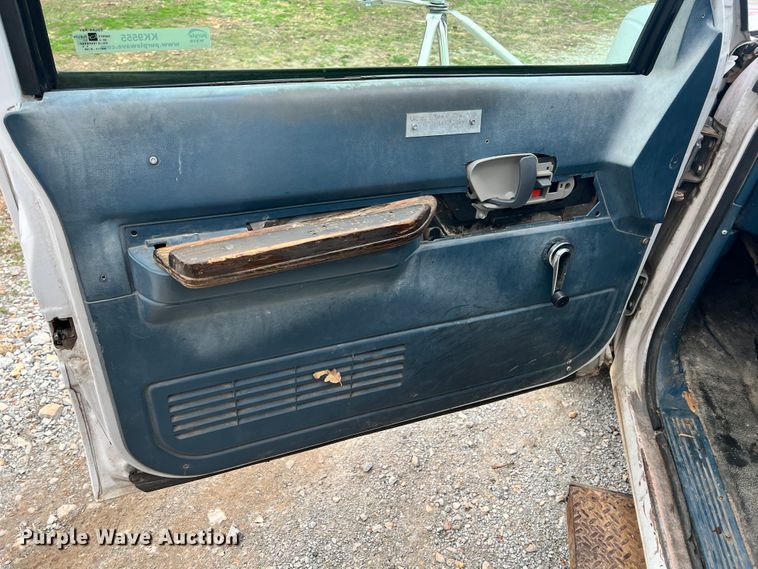 image for item KK9555 1991 Chevrolet 3500  box truck