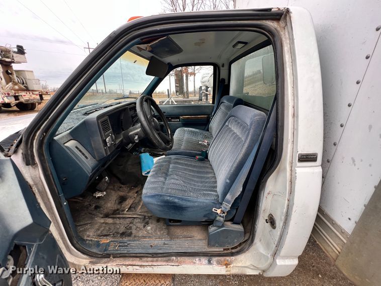 image for item KK9555 1991 Chevrolet 3500  box truck