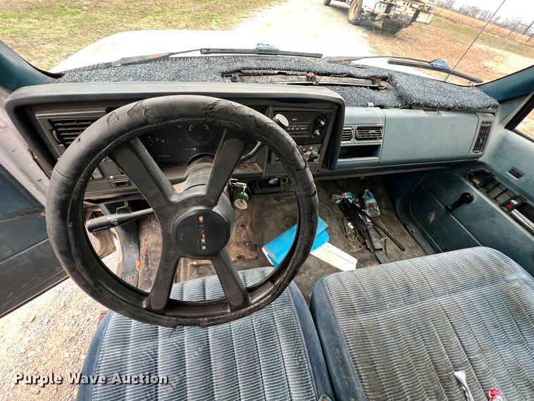 image for item KK9555 1991 Chevrolet 3500  box truck