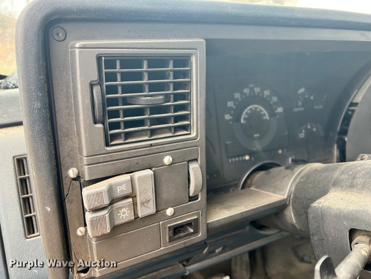 image for item KK9555 1991 Chevrolet 3500  box truck