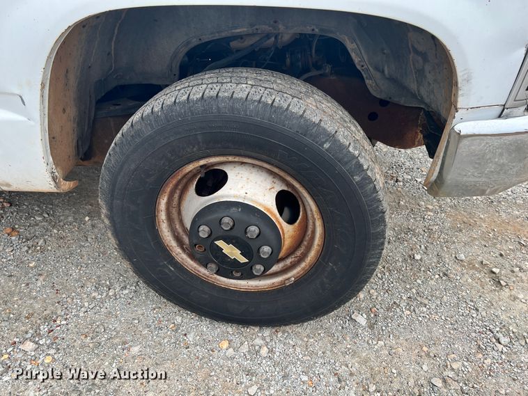 image for item KK9555 1991 Chevrolet 3500  box truck