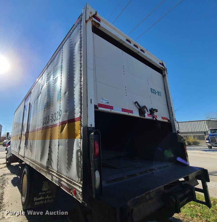 image for item DJ1610 1990 International 4900  box truck