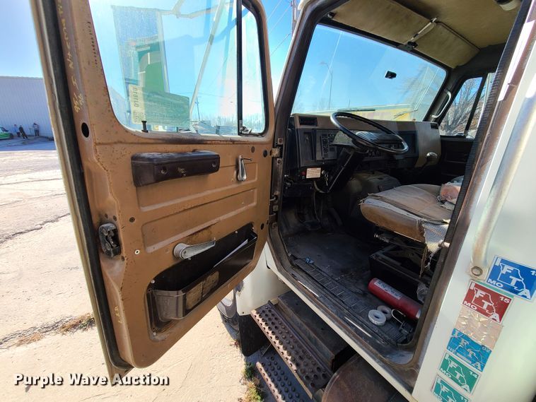 image for item DJ1610 1990 International 4900  box truck