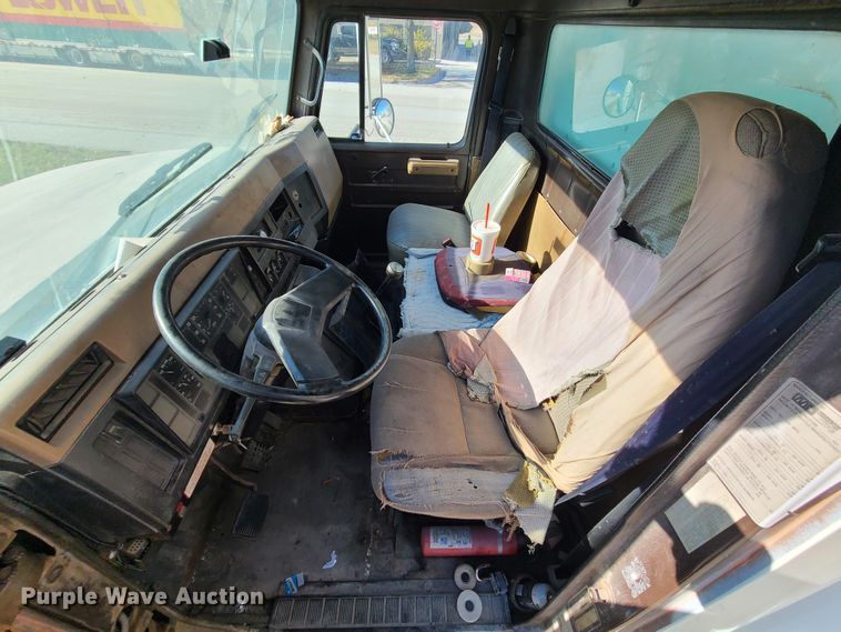 image for item DJ1610 1990 International 4900  box truck