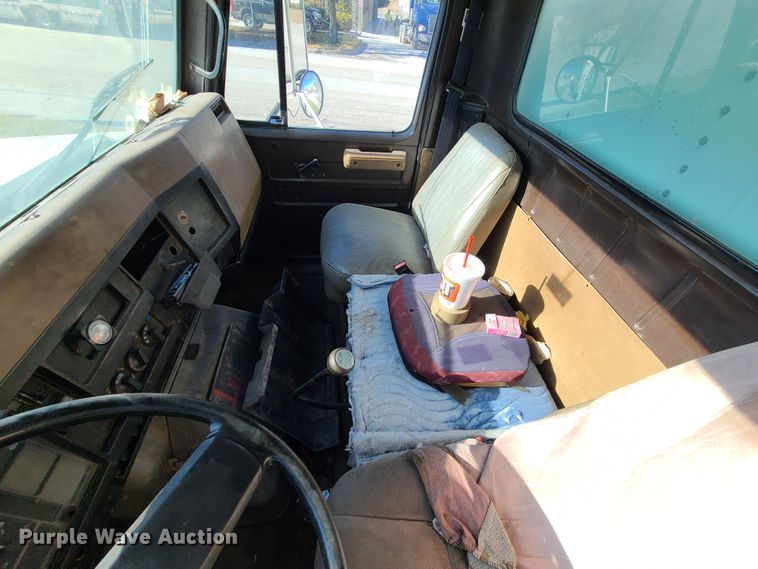 image for item DJ1610 1990 International 4900  box truck