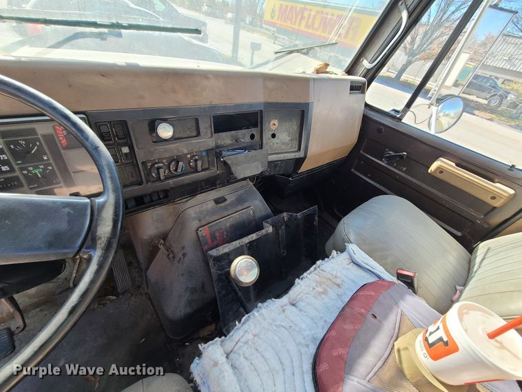 image for item DJ1610 1990 International 4900  box truck