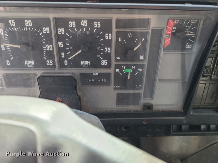 image for item DJ1610 1990 International 4900  box truck