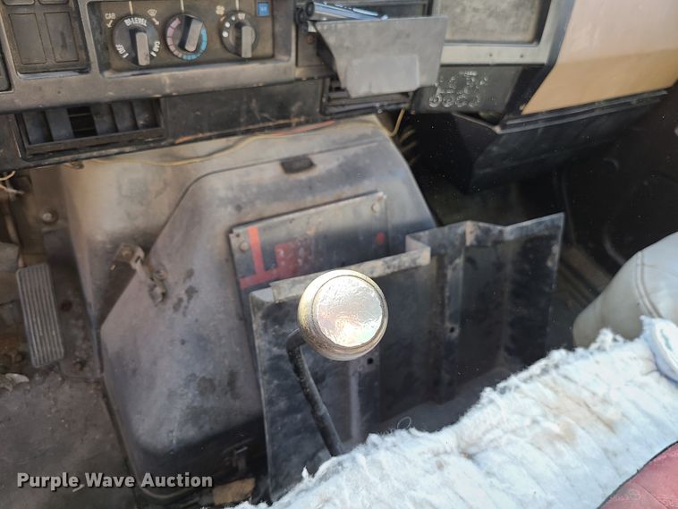 image for item DJ1610 1990 International 4900  box truck