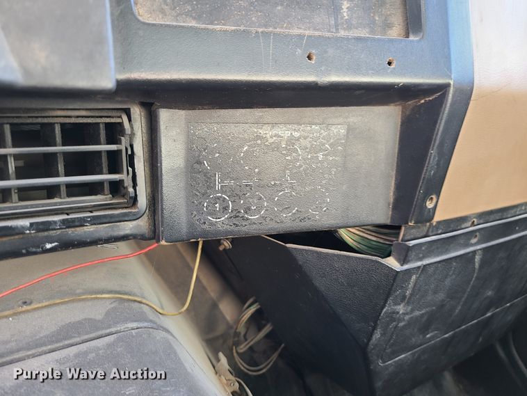 image for item DJ1610 1990 International 4900  box truck