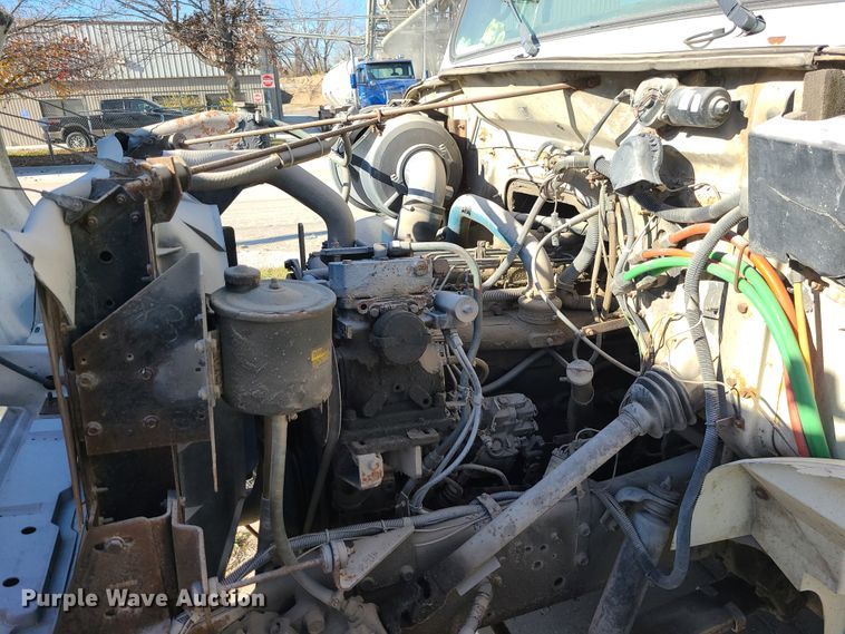 image for item DJ1610 1990 International 4900  box truck