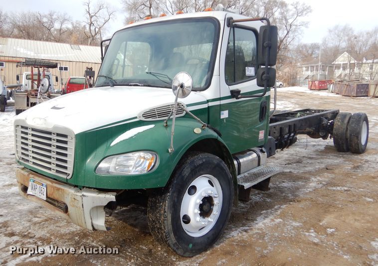 image for item DK3479 2005 Freightliner Business Class M2 106  truck cab and chassis