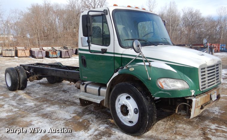 image for item DK3479 2005 Freightliner Business Class M2 106  truck cab and chassis